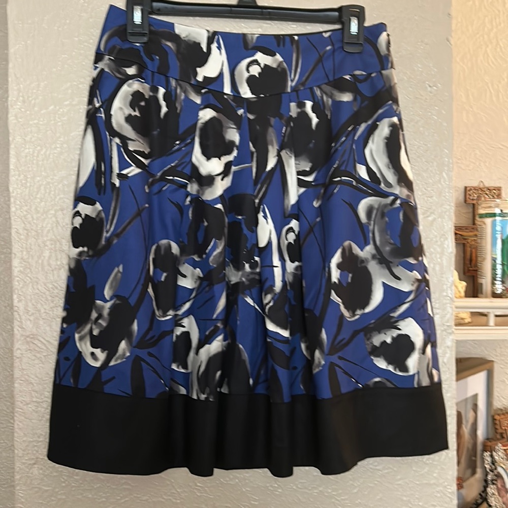 Like new semi flare skirt. The skirt is fully lined.